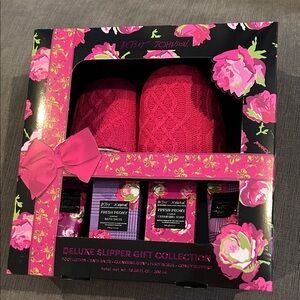 BETSEY JOHNSON Deluxe Slipper & Spa Gift Set 5pc Pink Peony NIB